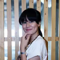 "Aku mama dan kedua adik aku jadi mualaf. Saat itu, aku dibimbing ustaz masjid. Terus aku dikasih buku bacaan salat, tata cara salat. Aku baca-baca dan belajar sendiri," tutur dara berdarah Batak itu. (Nurwahyunan/Bintang.com)