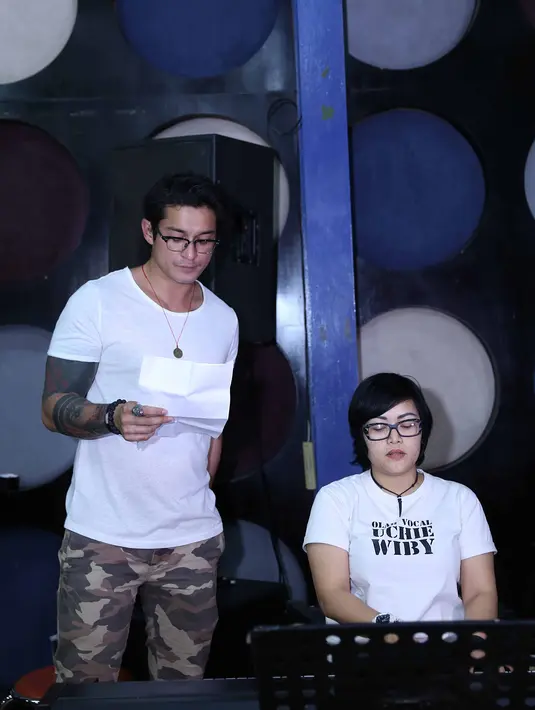 Miller Khan saat latihan jelang tampil dalam malam puncak SCTV Awards 2016 yang akan digelar pada 30 November mendatang. (Nurwahyunan/Bintang.com)