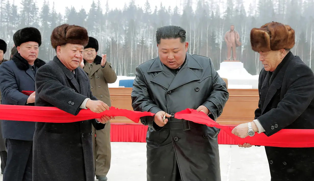 Pemimpin Korea Utara Kim Jong-un (kedua kanan) menggunting pita untuk menandai selesainya pembangunan Kota Samjiyon, Korea Utara, Senin (2/12/2019). Samjiyon merupakan sebuah kota baru yang dibangun di dekat Gunung Paektu. (STR/AFP/KCNA MELALUI KNS)