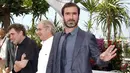 French actor and former football player Eric Cantona pose during the photocall of the movie &quot;Looking for Eric&quot; in competition at the 62nd Cannes Film Festival on May 18, 2009. AFP PHOTO/VALERY HACHE