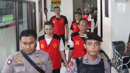 Terdakwa kasus penyelundupan sabu dikawal petugas menuju ruang sidang di PN Jakarta Selatan, Kamis (26/4). Sebelumnya delapan terdakwa berusaha menyelundupkan satu ton sabu di kawasan Pantai Anyer, Banten. (Liputan6.com/Immanuel Antonius)