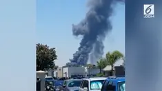 Gedung golf di Huntington beach, Amerika Serikat dilahap si jago merah. Sedikitnya, dua orang terluka karena kejadian ini.