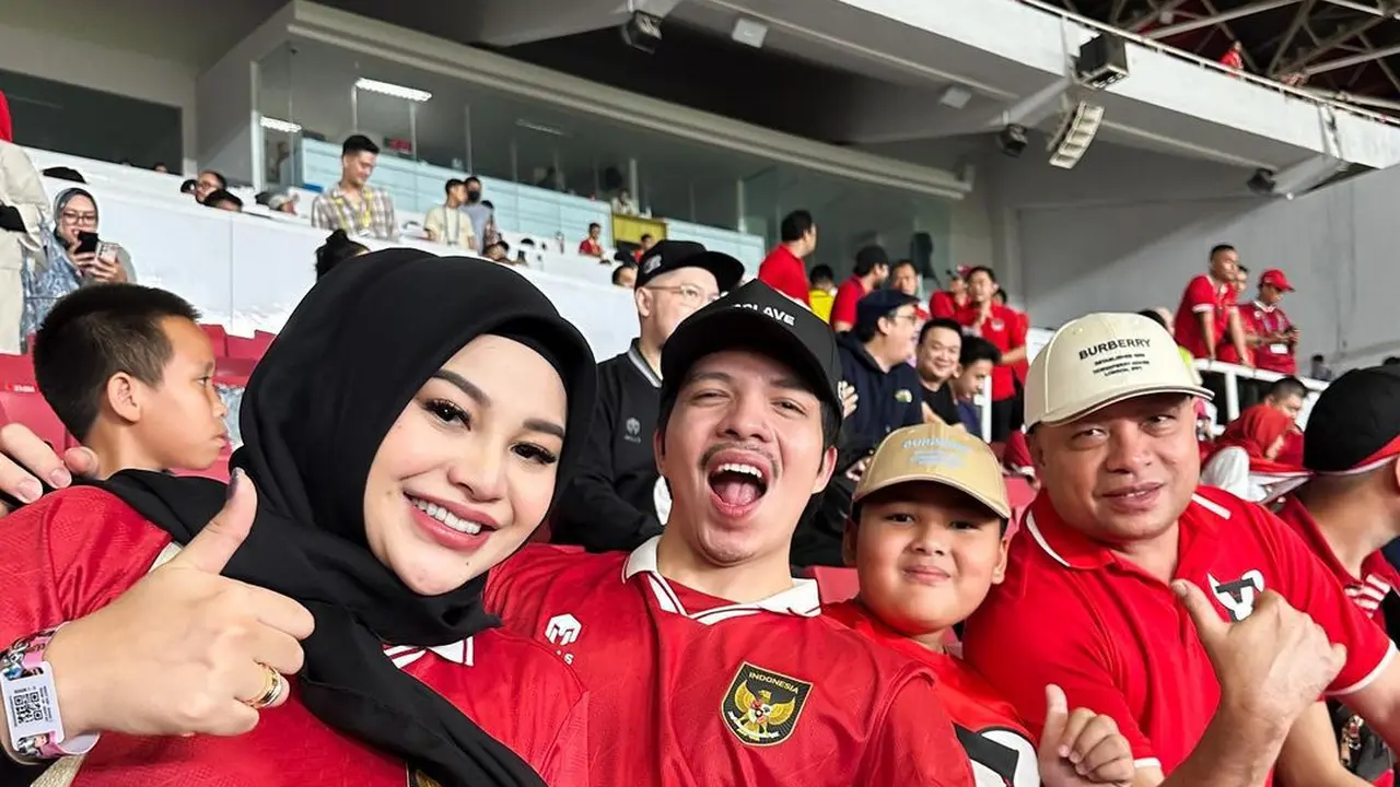 Potret Atta Halilintar, Aurel Hermansyah, dan Raul Lemos saat menonton laga Timnas Indonesia vs. Argentina.