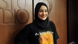 Cindy Fatikasari berperan sebagai ibu dari anak beerkebutuhan khusus di film 'My Idiot Brother', Jakarta, Senin (29/9/2014) (Liputan6.com/Faisal R Syam)