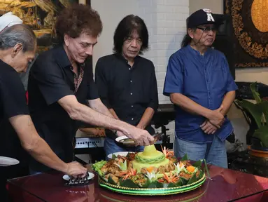 Grup band rock legendaris God Bless memotong tumpeng pada saat syukuran pembuatan album ke 7 di kawasan Panglima Polim, Jakarta, Kamis (30/6). (Liputan6.com/Herman Zakharia)