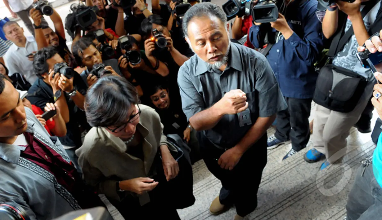 Bambang Widjojanto menjawab pertanyaan wartawan perihal kedatangannya ke kantor Bareskrim, Jakarta, Selasa (24/2/2015).(Liputan6.com/Andrian M Tunay)