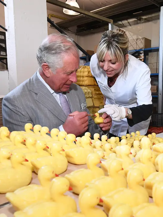 Pangeran Charles melukis sabun wangi  berbentuk bebek selama kunjungannya ke pabrik laboratorium Parfumerie Fragonard di Eze, dekat Nice, Prancis selatan, (7/5). (AFP Photo/Pool/Boris Horvat)