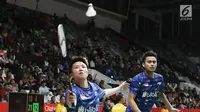 Ganda campuran Indonesia, Tontowi Ahmad/Liliyana Natsir mengembalikan kok ke arah rival senegara, Riky Widianto/Masita Mahmudin pada laga perdana Indonesia Masters 2018 di Jakarta, Selasa (23/1). Owi/Butet menang 23-21, 21-17. (Liputan6.com/Angga Yuniar)