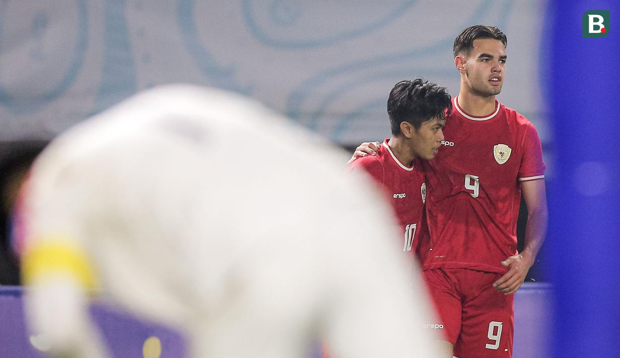 <p>Selebrasi pemain Timnas Indonesia U-19, Jens Raven (kanan) bersama Kafiatur Rizky setelah menjebol gawang Thailand U-19 pada laga final Piala AFF U-19 2024 di Stadion Gelora Bung Tomo, Surabaya, Senin (29/7/2024). (Bola.com/Bagaskara Lazuardi)</p>