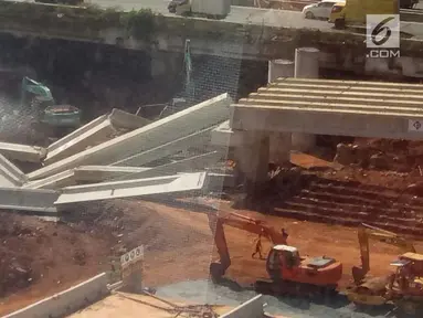 Kondisi salah satu bagian dari proyek Tol Depok-Antasari yang ambruk di Jalan Pangeran Antasari, Jakarta Selatan (2/1). Bagian yang ambruk ini adalah proyek girder. (Liputan6.com/Istimewa)