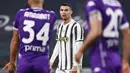 Striker Juventus, Cristiano Ronaldo, tampak kecewa usai ditaklukkan Fiorentina pada laga Liga Italia di Turin, Rabu (23/12/2020). Fiorentina menang dengan skor 0-3. (Photo by Marco BERTORELLO / AFP)