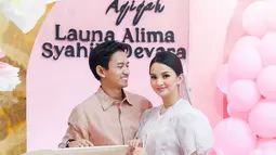 Dekorasi acara tasyakuran aqiqah ini tak lepas dari sorotan netizen. Backdrop acara tersebut terlihat penuh dengan nuansa pink serta sentuhan warna hitam dan putih. (Liputan6.com/IG/@sabrinaanggraini)