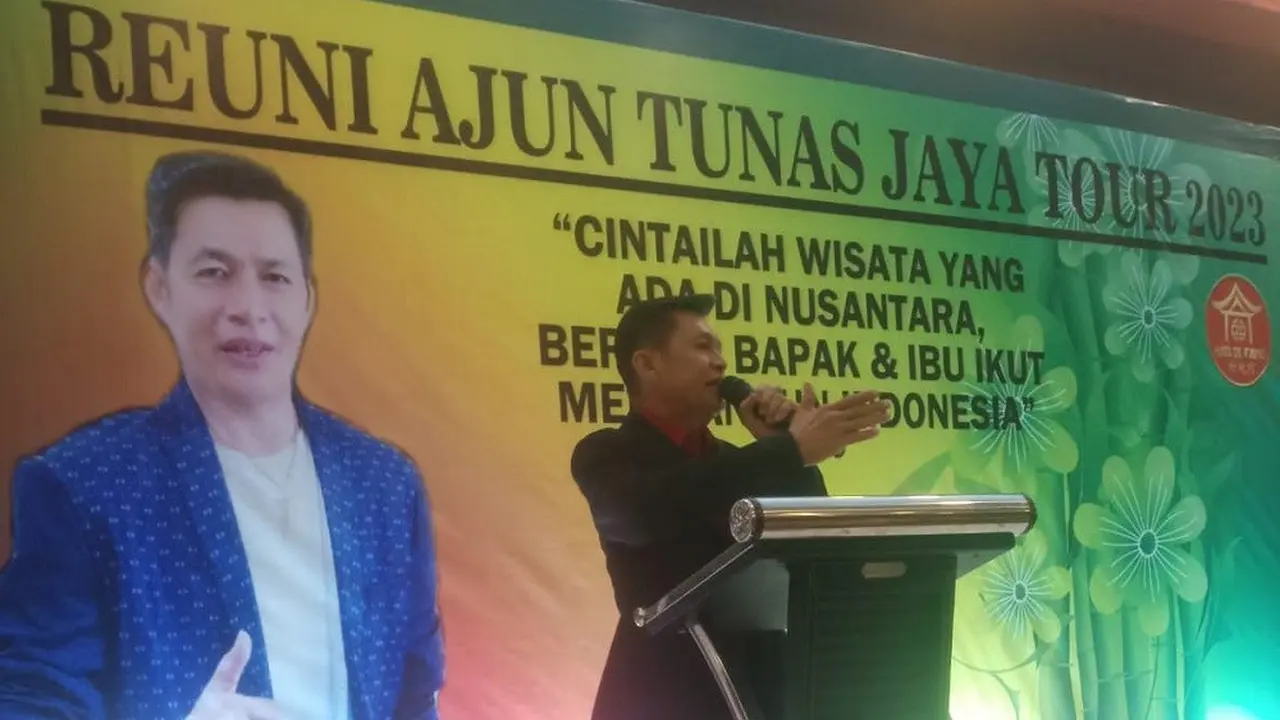 Bakal calon legislatif (caleg) DPRD DKI dari PKB pada Pemilu 2024 Phang Mui Jun atau Ko Ajun menghadiri acara reuni Tunas Jaya Tour di pusat perbelanjaan bilangan Jembatan Besi, Jakarta Barat.