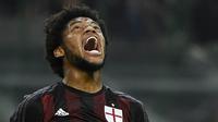 Striker AC Milan, Luiz Adriano, merayakan gol yang dicetaknya ke gawang Napoli pada laga Serie A di Stadion San Siro, Italia, Minggu (4/12/2016). (AFP/Olivier Morin)