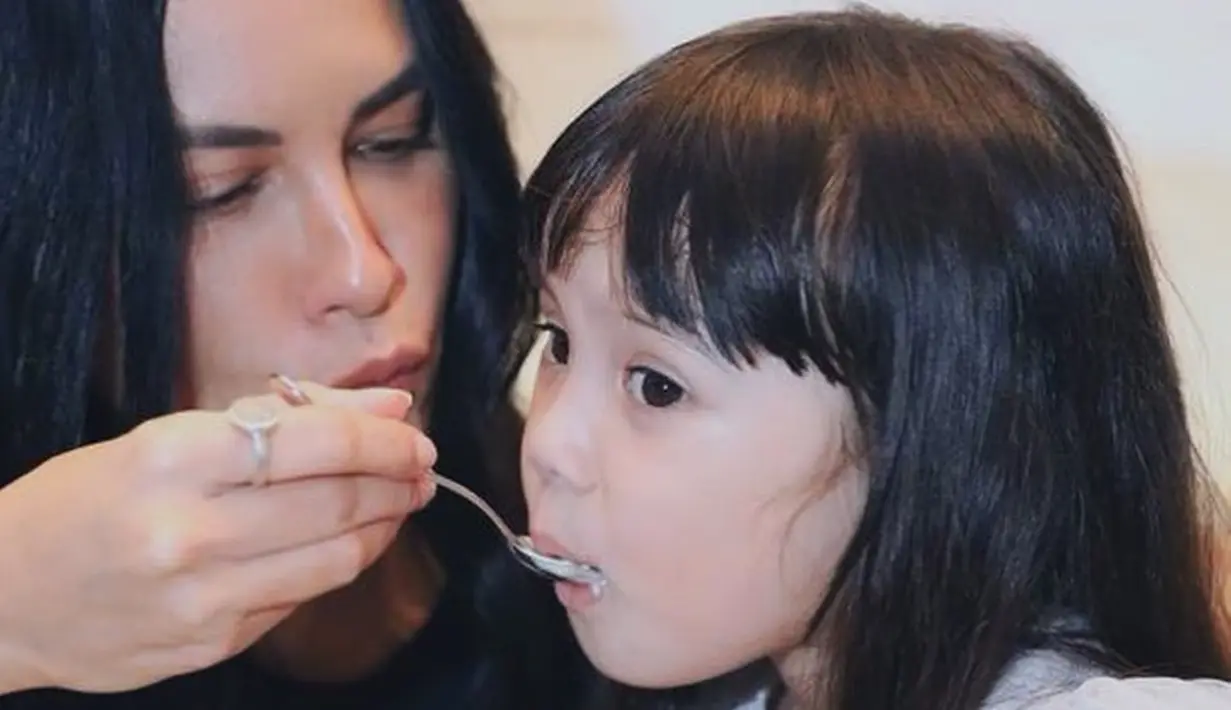 Manisnya Gempi Nora Marten saat disuapi es krim vanilla oleh Sophia Latjuba yang terlihat seperti memberi kasih sayang layaknya ibu dan anak (Liputan6.com/IG/sophia_latjuba88)