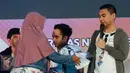 Pemain film The Guys, Raditya Dika memberikan kaos kepada salah satu peserta Emtek Goes To Campus (EGTC) 2017 di Auditorium Universitas Negeri Semarang, Rabu (5/4). Seperti tahun lalu, 2017 ini EGTC digelar di 5 kota. (Liputan6.com/Yoppy Renato)