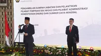 Menteri Energi dan Sumber Daya Mineral (ESDM) Ignasius Jonan antik tiga orang pejabat struktural di lingkungan Kementerian ESDM dan SKK Migas. (Liputan6.com/Pebrianto Eko Wicaksono)