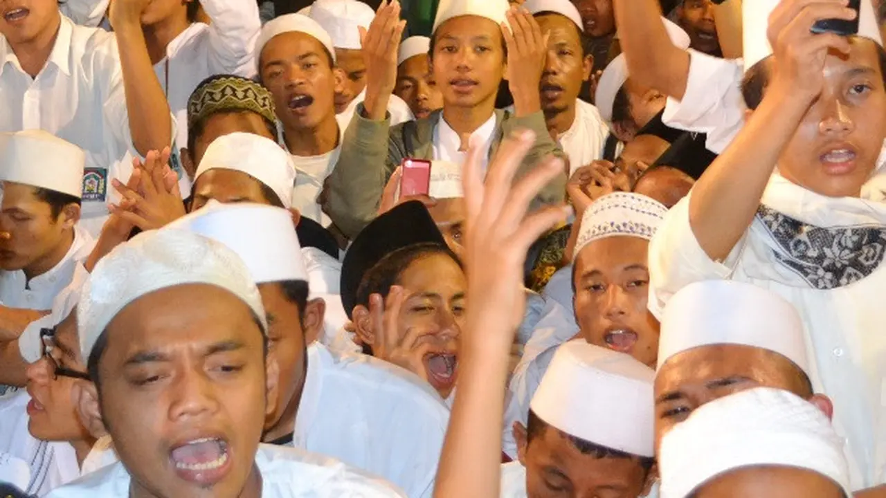 “Salawat Untuk Negeri” santri bersama Habib Syech di MA El Bayan Majenang, Cilacap, Jawa Tengah. (Foto: Liputan6.com/Muhamad Ridlo)
