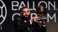 Pemain Real Madrid, Karim Benzema menerima penghargaan Ballon d'Or pada upacara penghargaan Ballon d'Or France Football 2022 di Theater du Chatelet di Paris, 17 Oktober 2022. (AFP/Franck Fife)
