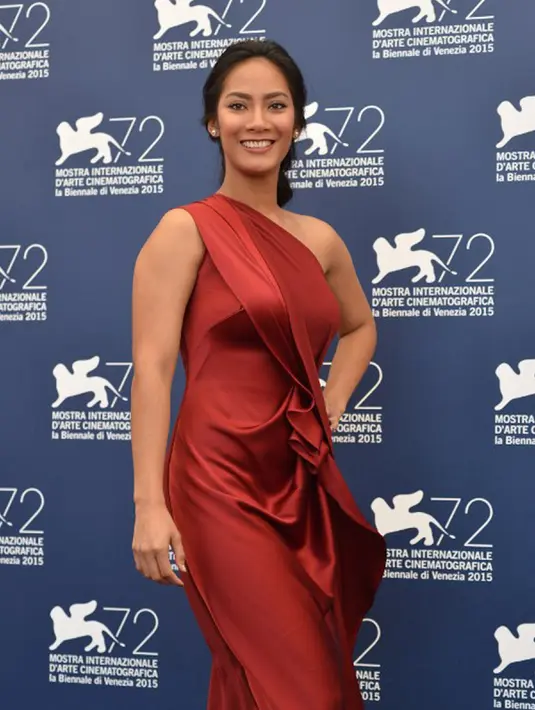 Aktris Tara Basro tersenyum saat menghadiri film "A Copy of my Mind" pada Festival Film Venesia ke-72 di Italia, Jumat (11/9/2015). Tara bersama Chicco Jerikho dan sutradara Djoko Anwar hadir memperkenalkan filmnya di ajang ini. (AFP PHOTO/TIZIANA FABI)