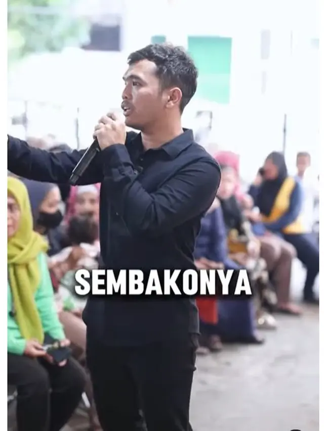 Potret 6 Seleb Bagi-Bagi Hampers ke Warga Jelang Lebaran, Banjir Pujian