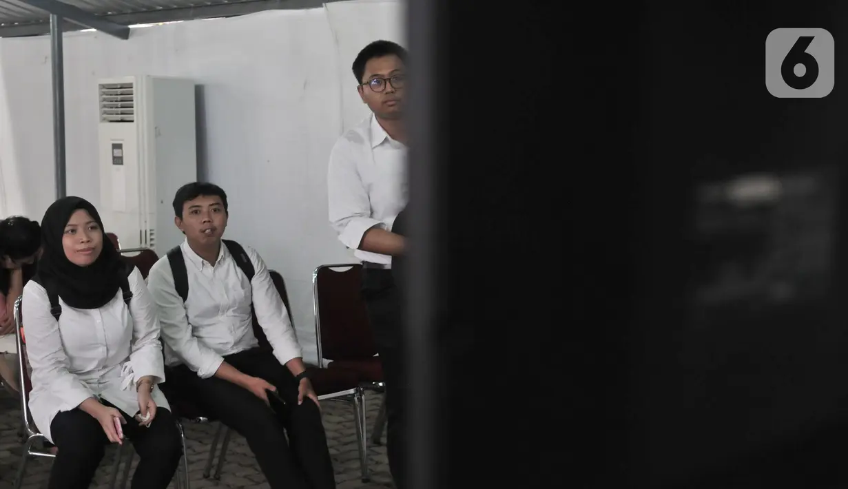 CPNS melihat nilai sementara SKD di ruang tunggu di Kantor BKN Pusat, Jakarta, Senin (27/1/2020). Tes SKD CPNS Tahun Anggaran 2019 diselenggarakan 27 Januari hingga 28 Februari 2020 dengan jumlah peserta memenuhi syarat (MS) untuk mengikuti SKD 3.364.868 orang. (merdeka.com/Iqbal S. Nugroho)