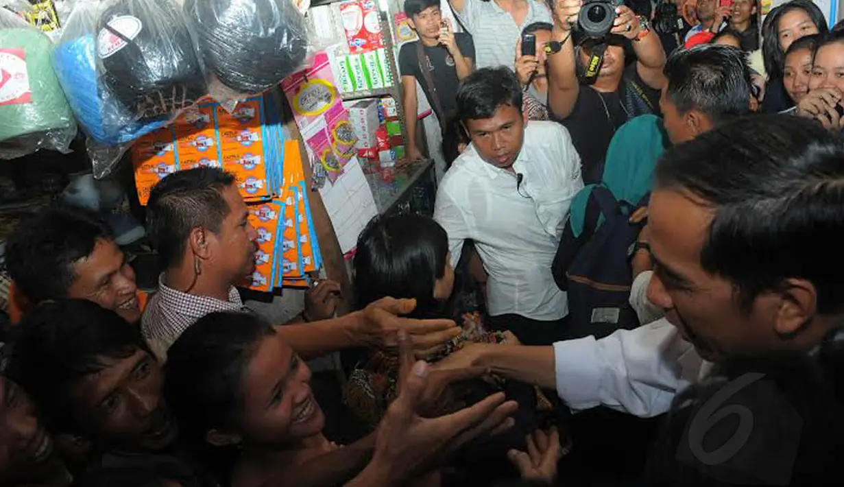 Jokowi menyalami pengunjung yang menanti di setiap sudut pasar (Liputan6.com/Herman Zakharia)  