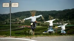 Orang-orangan sawah ditampilkan selama 'Scarecrows Fair' di Castellar, distrik Provinsi Cuneo, Italia, 10 Mei 2019. Dalam acara tahunan tersebut, penduduk membuat orang-orangan sawah kreasi mereka sendiri untuk dipajangkan di kebun, halaman, ladang dan persimpangan jalan. (MARCO BERTORELLO/AFP)