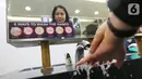 Stiker cara membersihkan tangan ditempel di kaca toilet wanita Lippo Malls Puri, Jakarta, Jumat (06/3/2020). Selain meningkatkan kebersihan mall ini juga menyediakan hand sanitizer atau cairan pembersih tangan di beberapa titik yang terjangkau pengunjung. (Liputan6.com/Fery Pradolo)