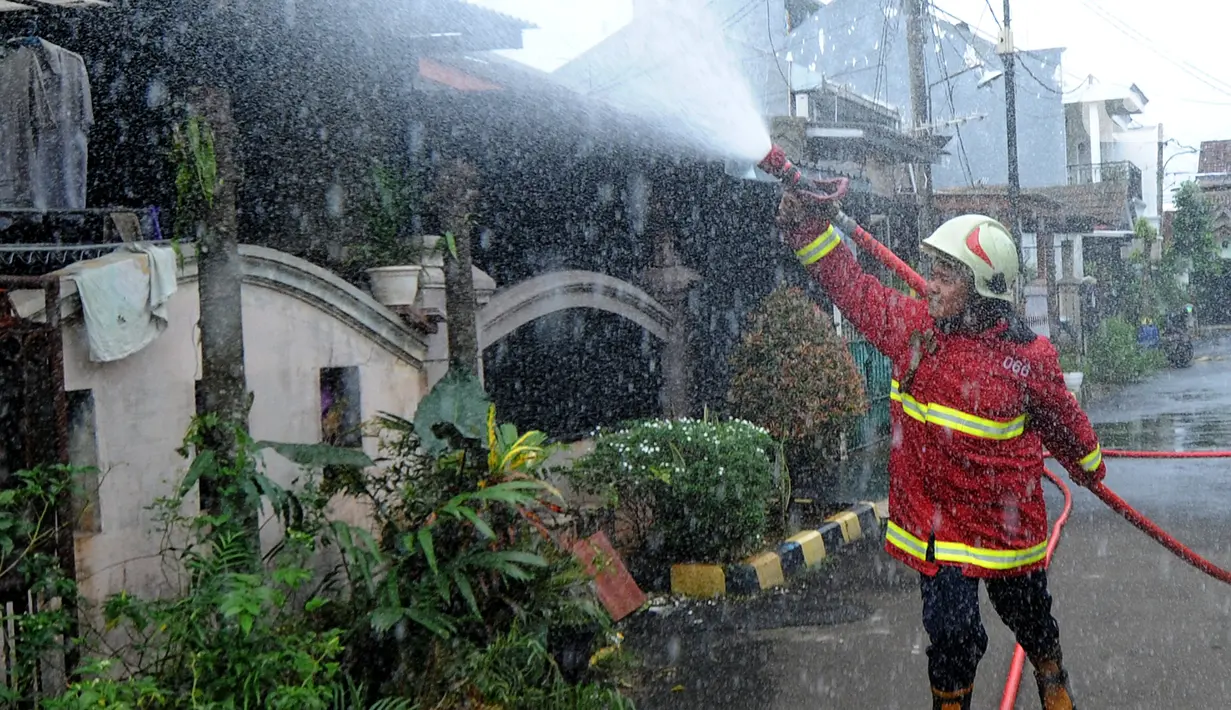 Petugas Damkar menyemprotkan cairan disinfektan pada pemukiman RW 21 Keluarahan Benda Baru, Tangerang Selatan, Banten, Kamis (1/7/2021). Penyemprotan dilakukan pada kawasan zona merah dimana di wialayah ini 46 warga terpapar Covid-19. (merdeka.com/Arie Basuki)