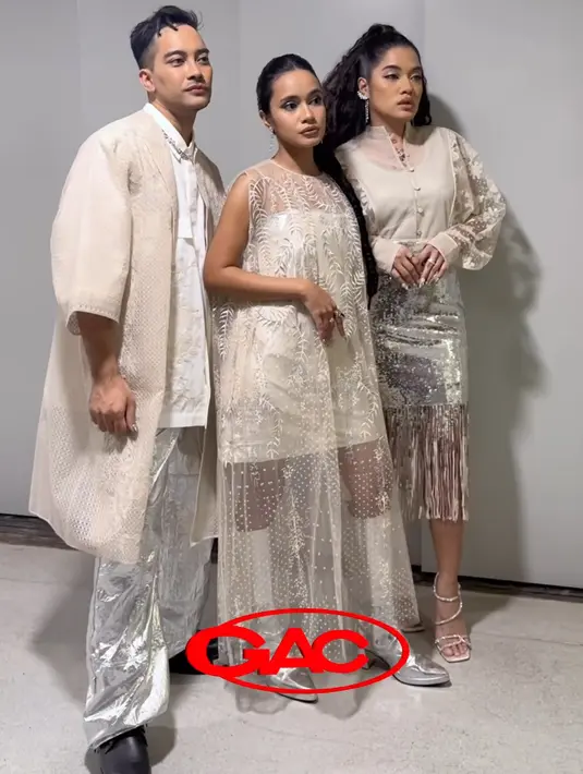 Gamaliel, Audrey, Cantika, yang tergabung dalam grup GAC tampil kompak mengenakan busana yang didominasi warna beige dan silver. [@gac_music]