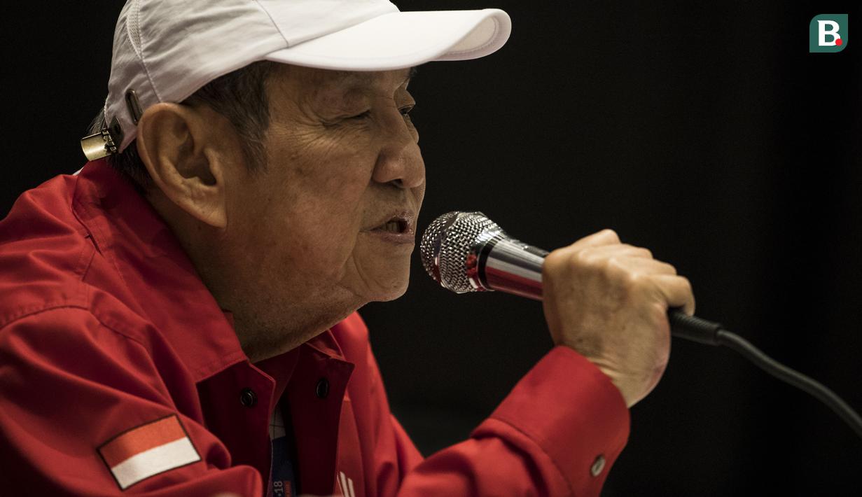 Atlet bridge Indonesia, Bambang Hartono, memberikan keterangan pers di JiExpo Kemayoran, Jakarta, Rabu (22/8/2018). Orang terkaya Indonesia itu optimis mampu sumbang medali emas Asian Games. (Bola.com/Vitalis Yogi Trisna)