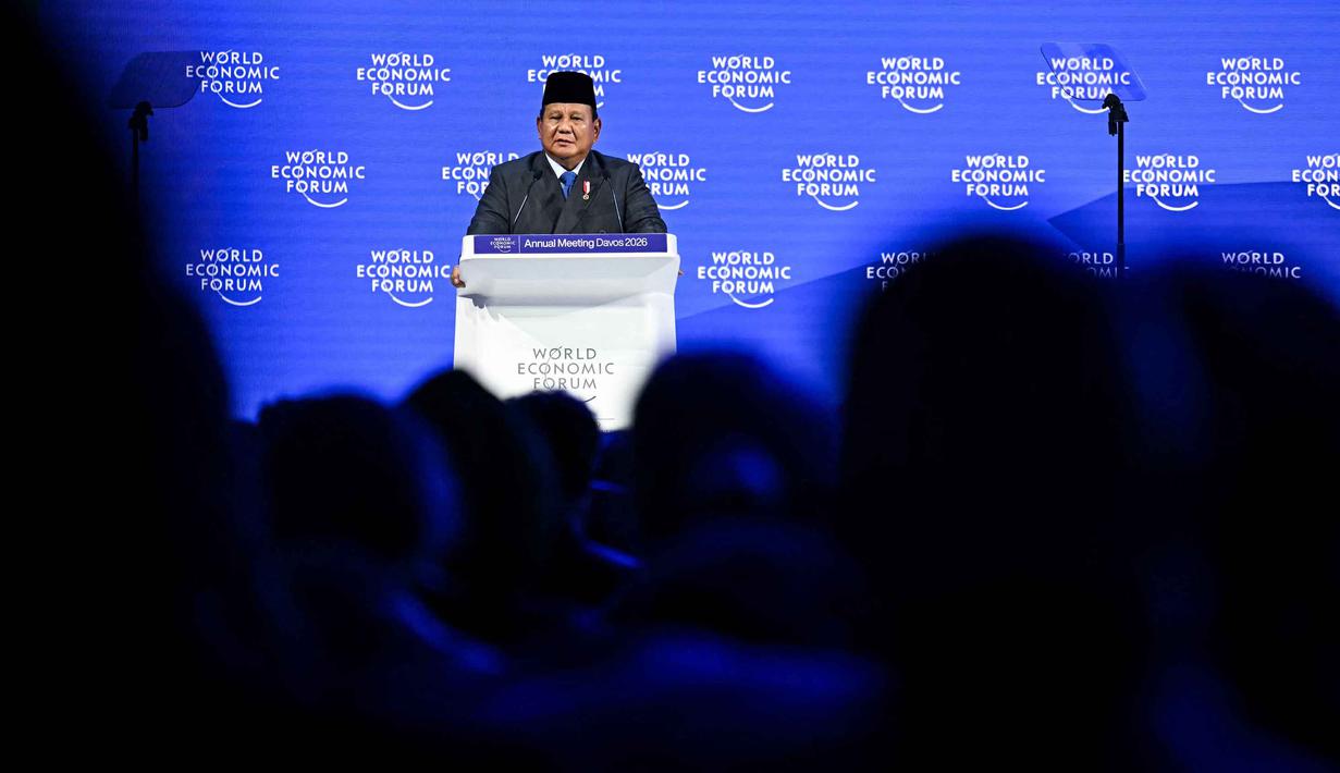 Sebagai informasi, Forum Ekonomi Dunia (WEF) merupakan pertemuan tingkat dunia yang rutin digelar tiap tahun sejak 1971 di Davos, Swiss. Tampak dalam foto, Presiden Indonesia, Prabowo Subianto saat menyampaikan pidato khusus (special address) pada pertemuan tahunan Forum Ekonomi Dunia (WEF) di Davos, Swiss, pada Kamis 22 Januari 2026. (Fabrice COFFRINI/AFP)