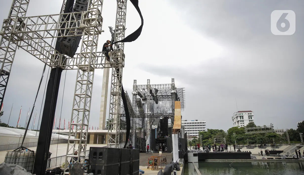 Suasana persiapan panggung yang mulai terpasang untuk acara pertunjukan salah satu stasiun televisi di Taman Lapangan Banteng, Jakarta, Rabu (11/3/2020). Pemprov DKI menangguhkan izin sejumlah kegiatan hiburan terkait pencegahan penyebaran virus corona Covid-19. (Liputan6.com/Faizal Fanani)