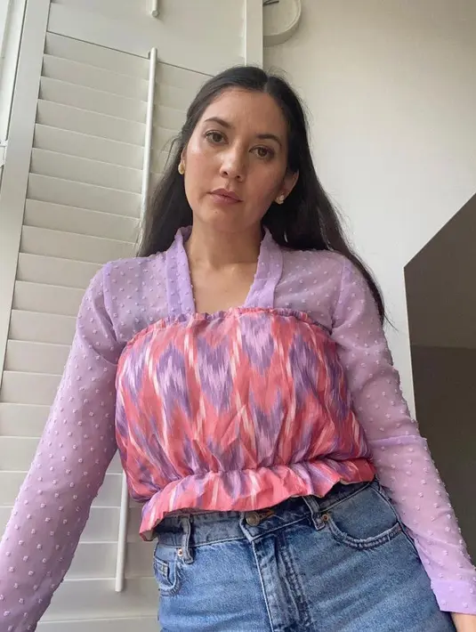 Satu lagi gaya casual Hannah yang memadukan kebaya tile klasik dengan tube top dan jeans. Kekinian! (Instagram/hannahalrashid).