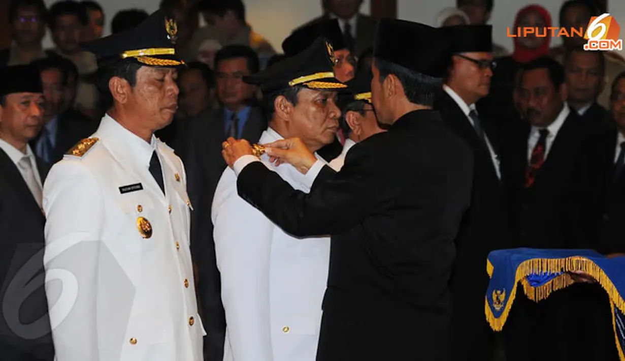 Selain itu Gubernur melantik 7 orang mantan kepala dinas kini menjadi anggota tim gubernur untuk percepatan pembangunan (Liputan6.com/Herman Zakharia)