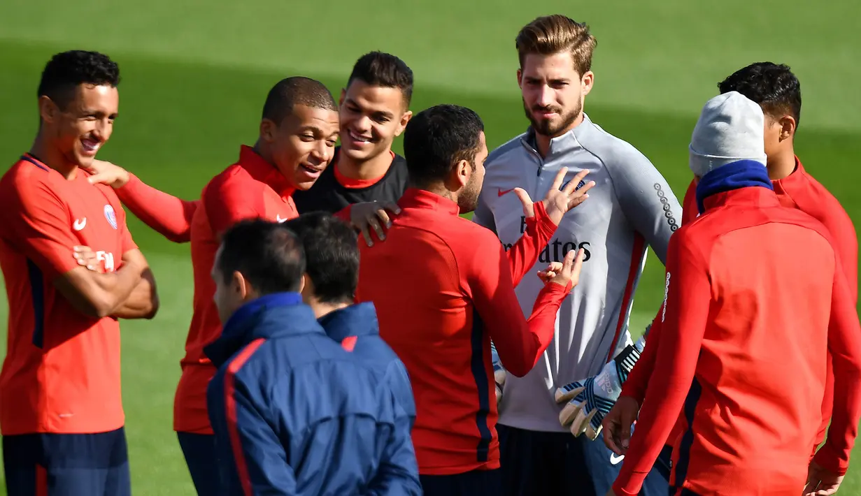 Bek PSG, Dani Alves, bercerita kepada rekan-rekannya saat latihan di Saint-Germain-en-Laye, Yvelines, Kamis (21/9/2017). Ini merupakan latihan perdana pasca konflik rebutan tendangan bebas dan penalti antara Neymar dan Cavani. (AFP/Franck Fife)