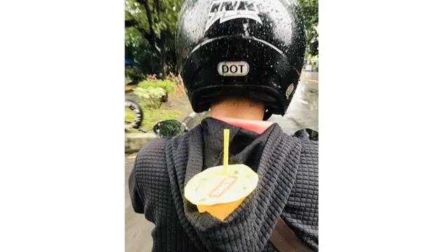 6 Potret Kocak Fungsi Hoodie Cowok Ini Bikin Ketawa