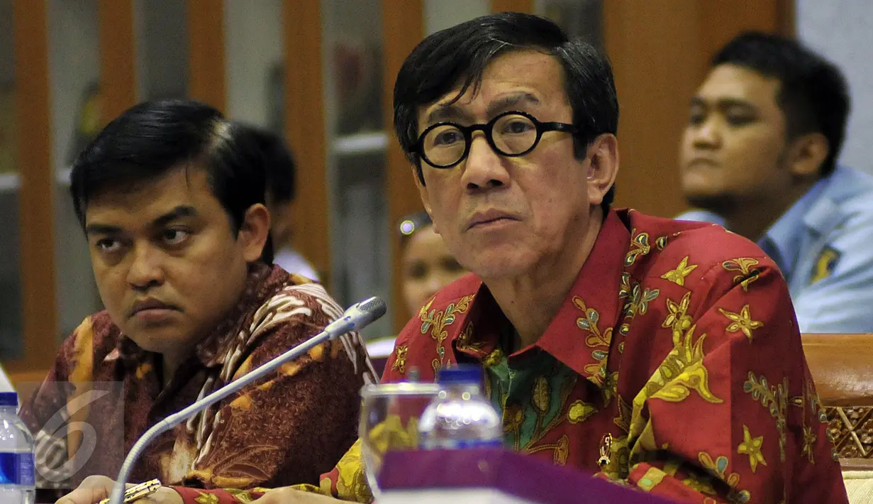 Menkumham Yasonna Laoly menyimak keterangan Baleg DPR saat rapat koordinasi membahas penetapan Prolegnas RUU Prioritas 2016 dan Perubahan Prolegnas RUU 2015-2019, Jakarta, Senin (25/1/2016). (Liputan6.com/Johan Tallo)