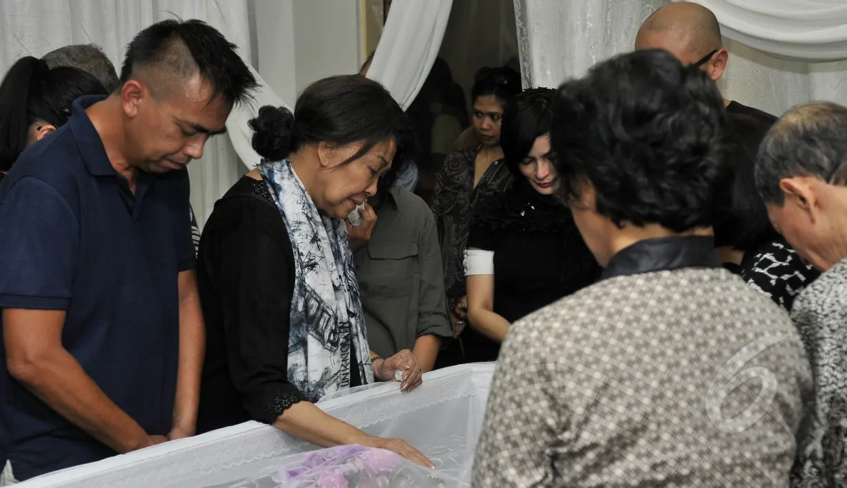 Istri Frans Tumbuan, Rima Melati (kedua dari kiri) setia mendampingi jenazah di Rumah Duka St. Carolus, Jakarta, Senin (23/3/2015). Frans Tumbuan meninggal dunia setelah menderita kanker di usia 75 tahun. (Liputan6.com/Faisal R Syam)