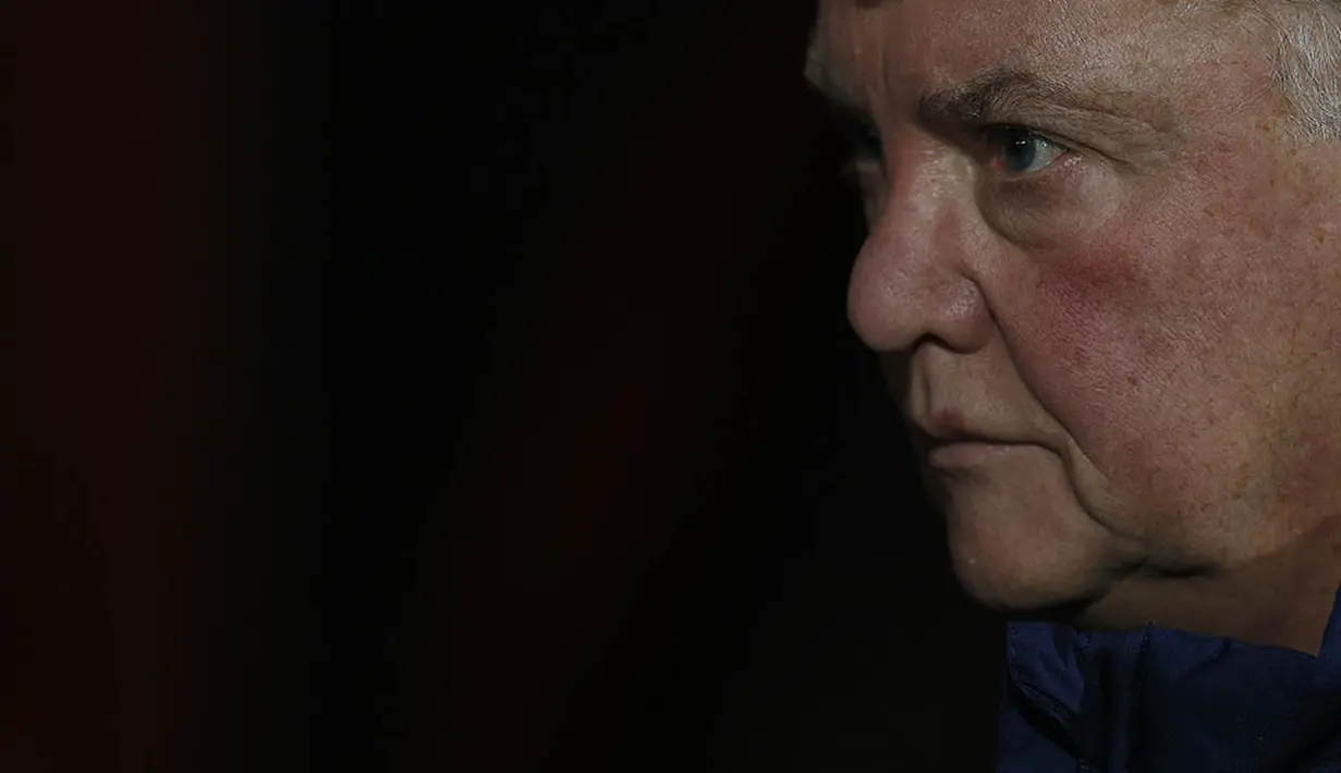 Pelatih MU, Louis van Gaal, muram usai takluk dari tim promosi, Bournemouth, pada laga Liga Premier Inggris di Stadion Vitality, Inggris, Sabtu (12/12/2015). (AFP/Adrian Dennis) 