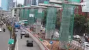 Suasana konstruksi layang proyek LRT yang sepi dari aktivitas di kawasan Kuningan, Jakarta Selatan, Rabu (21/2). Presiden Jokowi meminta semua proyek konstruksi layang (elevated) dihentikan sementara. (Liputan6.com/Immanuel Antonius)