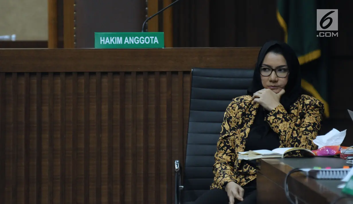 Terdakwa gratifikasi dan suap pemberian izin lokasi perkebunan kelapa sawit, Rita Widyasari pada sidang lanjutan di Pengadilan Tipikor, Jakarta, Rabu (16/5). Sidang mendengar keterangan saksi. (Liputan6.com/Helmi Fithriansyah)