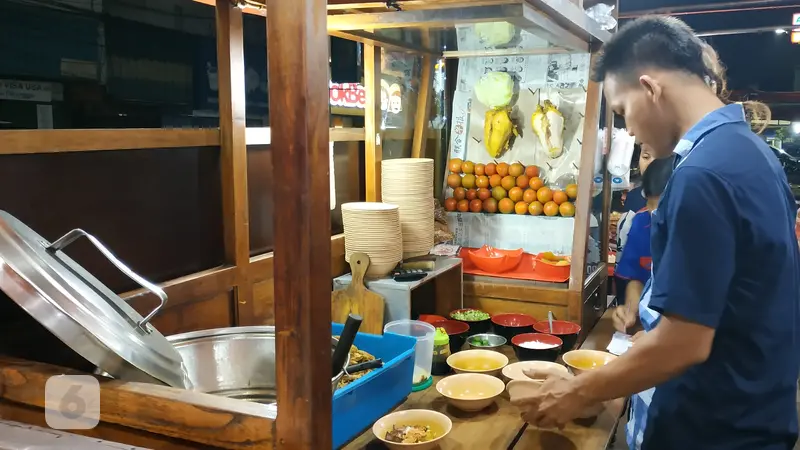 Kuliner Malam Jumat: Soto Ceker dan Ranjau Pak Gendut, Primadona Jalan Sabang