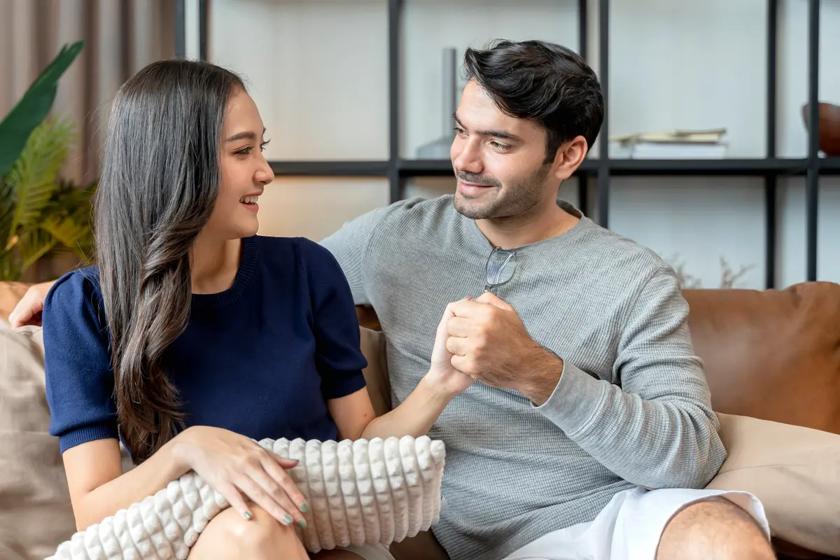 perempuan dan pasangan 2 oktober pegangan tangan