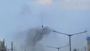 Helikopter water bombing membawa air untuk disiramkan ke arah ban yang dibakar massa di kawasan Slipi, Jakarta, Rabu (22/5/2019). Air dijatuhkan dari udara ke arah api yang berasal dari ban bekas. (merdeka.com/Arie Basuki)