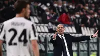 Pelatih Juventus Massimiliano Allegri berteriak memberikan instruksi dalam pertandingan leg kedua babak 16 besar Liga Champions melawan Villarreal di Alliaz Stadium, Torino, Kamis (17/3/2022) dini hari WIB. Juventus kalah 0-3. (Marco BERTORELLO / AFP)