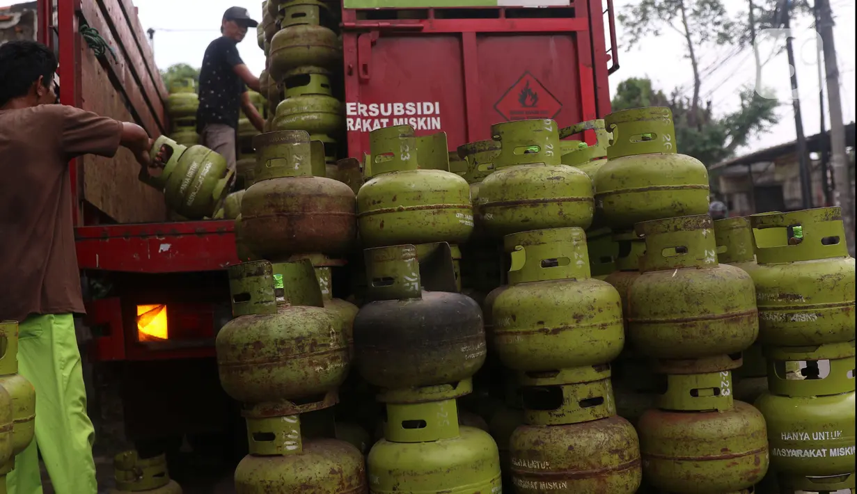 Pekerja tengah menata tabung gas LPG 3 kg di kawasan Tangerang Banten, Kamis (17/2/2022). PT PLN (Persero) akan mendukung program konversi kompor Liquified Petroleum Gas (LPG) ke kompor induksi untuk menekan impor dan APBN. (Liputan6.com/Angga Yuniar)