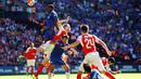 Duel pemain Chelsea dan Arsenal dalam Community Shield 2015 di Stadion Wembley, Inggris. Minggu (2/8/2015) malam WIB. (Reuters/Darren Staples)