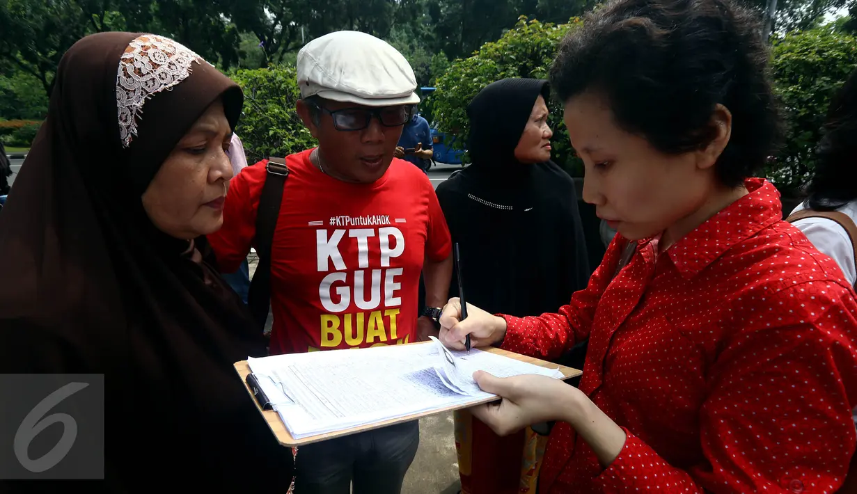 Sejumlah warga mengisi formulir pendataan dan pengumpulanKTP di depan Balai Kota, Jakarta, Kamis (5/11). Pendataan dan pengumpulan KTP tersebut sebagai petisi penangguhan penahanan Ahok sebagai Tahanan Kota. (Liputan6.com/Johan Tallo)